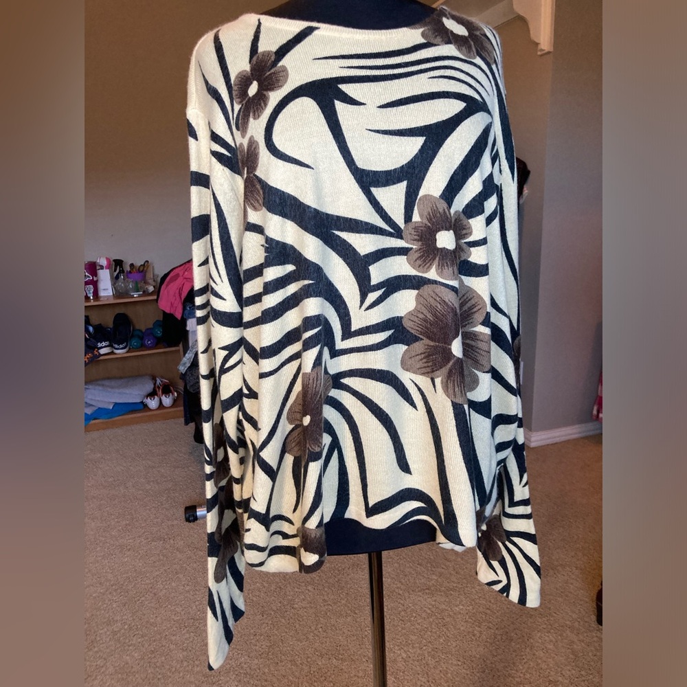 CD Daniels super soft sweater! Abstract lines and flowers, size 1X